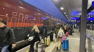 Pendlerinnen und Pendler am Bahnhof vor einem Koralm-Railjet der ÖBB | Für Pendlerinnen und Pendler oder Studierende ist die Koralmstrecke teils ein „Gamechanger“