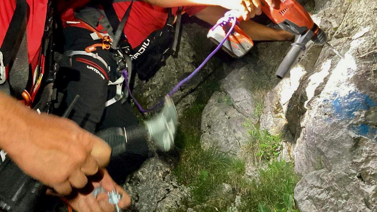 Bis in die frühen Morgenstunden dauerte der Rettungseinsatz, es mussten Sicherungspunkte in den Fels gebohrt werden