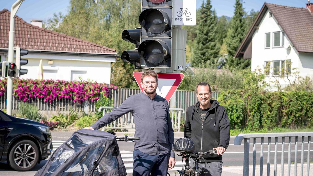 An der Kreuzung Wiesensteig/Tiroler Straße, dürfen Radfahrerinnen und Radfahrer vom Wiesensteig kommend nach rechts in den Radweg der Tiroler Straße auch bei Rot einfahren