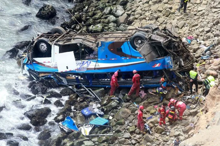 Der Bus stürzte daraufhin an der Steilküste ab und blieb am Strand liegen.