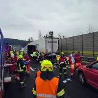 Die Kollision eines Kleinbusses und eines Lkw hat auf der Südautobahn vier Tote gefordert