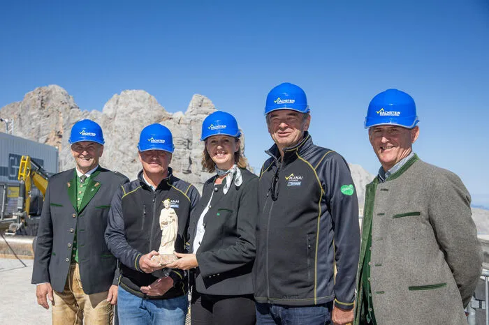 Landesrätin Barbara Eibinger-Miedl überreichte Projektleiter Reinfried Prugger eine Statue des heiligen Josef auf einem Stück Dachsteinfels - für den Schutz der Baustelle