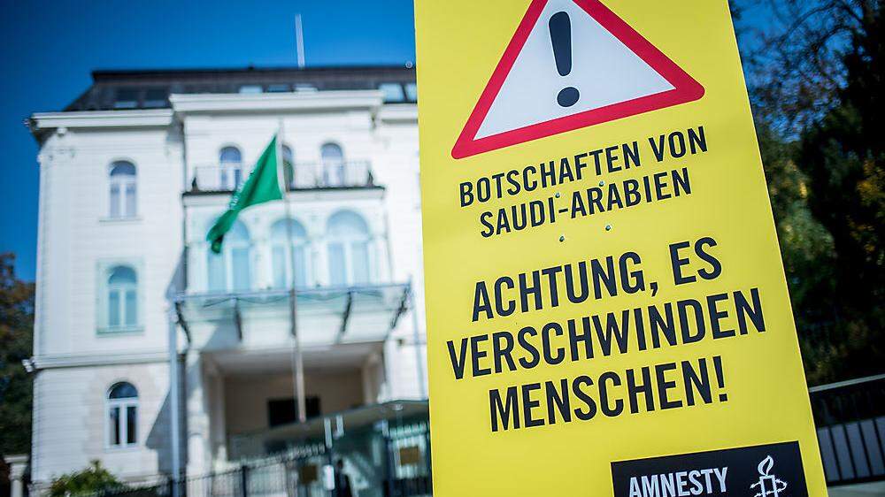 Amnesty-Aktivisten fordern vor der Botschaft Saudi-Arabiens in Wien, dass der Fall Khashoggi lückenlos aufgeklärt wird.