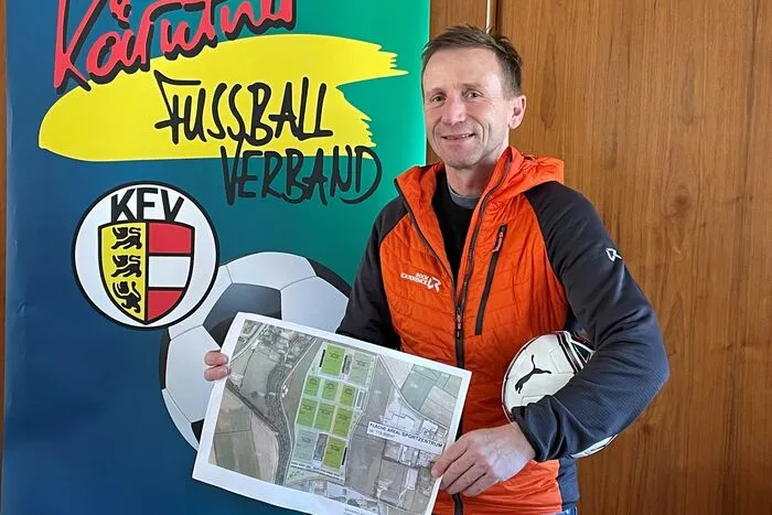 Kochkurs-Gutschein war keine gute Idee Klaus Mitterdorfer beging in jungen Ehejahren einen fatalen Anfängerfehler. „Ich war und bin sehr stolz auf die Kochkünste meiner Frau Susi“, erzählt der Präsident des Kärntner Fußballverbands. „Mein Plan war: Ich mach’ ihr eine Freude und schenke ihr zu Weihnachten einen Gutschein für einen Kochkurs, damit sie zu noch weiteren guten Ideen kommt.“ Der Schuss ging ordentlich nach hinten los. „Hängen blieb: Ah meinst du, ich kann nicht kochen? Seither vermeide ich es tunlichst, Gutscheine zu verschenken.“ GEPA