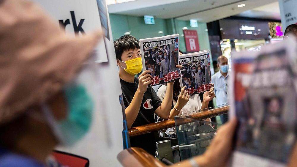 Aus Protest gegen die Festnahme des Medienmoguls Jimmy Lai und anderer Aktivisten haben Hongkonger am Dienstag massenhaft die Tageszeitung &quot;Apple Daily&quot; gekauft