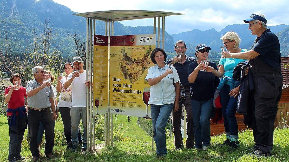 Die Mitglieder des Sittersdorfer Weinbauvereins stoßen nach der Weinlese mit einem veredelten Trester an