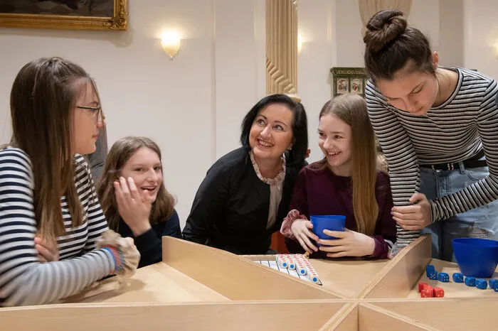 Auch die Bildungsdirektorin Elisabeth Meixner verschaffte sich am Eröffnungstag einen Einblick der Ausstellung und plädierte dafür, die Liebe zur Mathematik zu steigern.