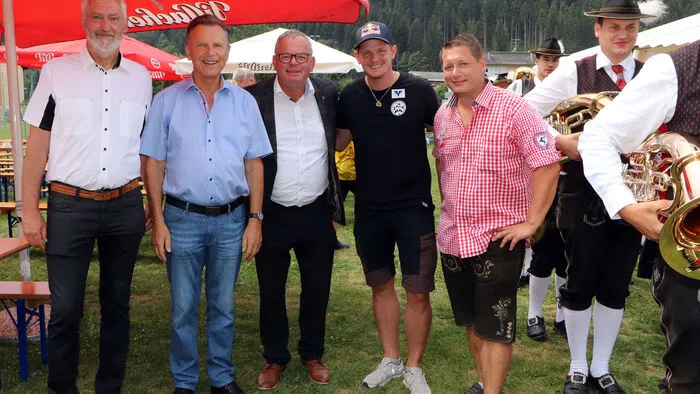 Die feierliche Eröffnung wurde von Dietmar Aigner (Obmann Fußballverein Himmelberg), Vize-Bgm. Johann "Hans" Roblek, Landtagsabgeordneten Bgm. Klaus Köchl, Thomas Morgenstern und Michael Raunig sowie Christian Benger durchgeführt.