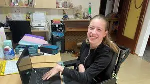 Am Laptop arbeitet Lisa einhändig, sie ist mit den grundlegenden Programmen gut vertraut