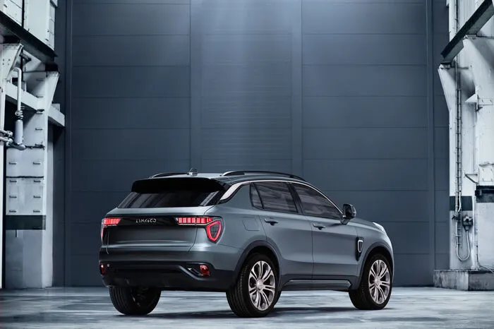 Für das Design zeichnet ein internationales Team aus den Geely-Studios in Shanghai, Barcelona und Los Angeles unter der Anleitung von Chefstylist Peter Horbury verantwortlich.