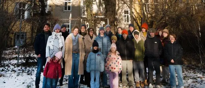 Die Anrainerinnen und Anrainer stellen sich vor ihren geliebten Baum. Er soll für eine Tiefgarage weichen.