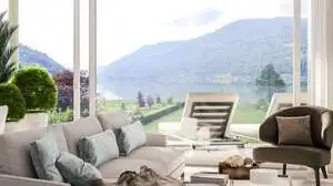 Vom Inneren der Wohnung blickt man auf den Ossiacher See