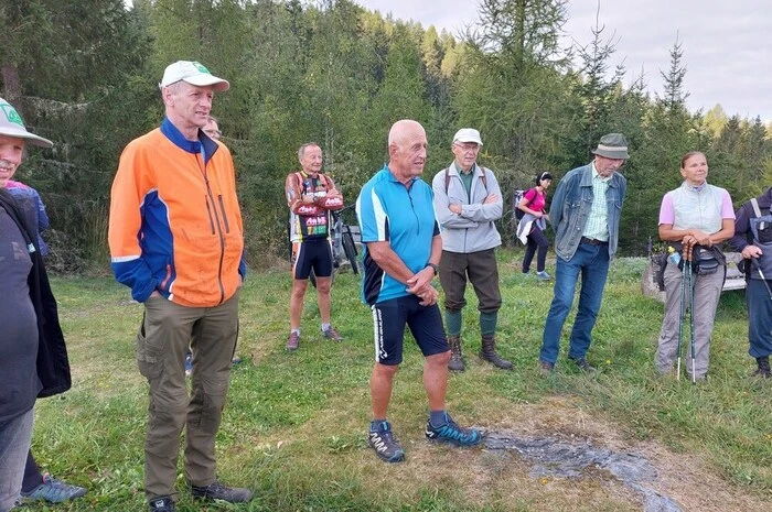 Für die fachliche Anleitung sorgte Förster Johannes Würtz, dieser stellte die Aufforstung unter das Motto "Wir schaffen einen klimafitten Wald": Entsprechende Baumarten wurden ausgesucht.