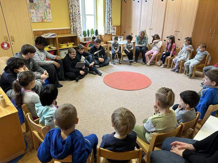 Die Schüler lasen den Kindergartenkindern Geschichten vor
