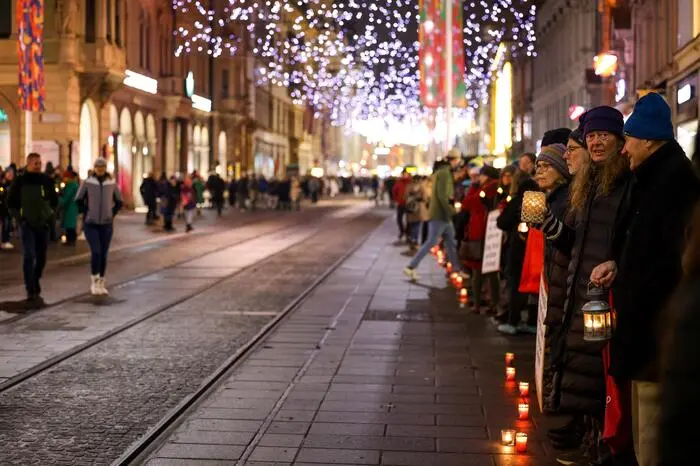 Menschen und Lichterkette, 75 Jahre UNO Menschenrechtsdeklaration, Herrengasse, Graz am 09. Dezember, Fotograf: Stefan Pajman