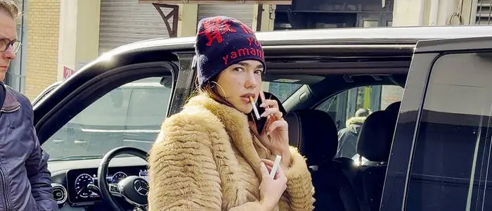 Sängerin Dua Lipa in jener Stadt, in der Rauchen mit am teuersten ist: Paris.