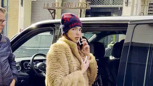 Sängerin Dua Lipa in jener Stadt, in der Rauchen mit am teuersten ist: Paris.