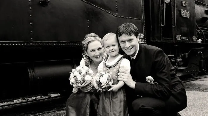 Katharina und Martin Willingshofer haben geheiratet, Tochter Paula freut sich mit