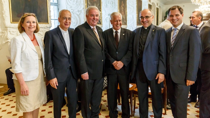 Zahlreiche Weggefährten kamen Montagmittag ins Grazer Priesterseminar, um sich vom steirischen Caritas-Direktor Franz Küberl zu verabschieden - unter ihnen Bischof Wilhelm Krautwaschl, Caritas-Präsident Michael Landau, die beiden Landeschefs Hermann Schützenhöfer und Michael Schickhofer sowie Landtagspräsidentin Bettina Vollath.
