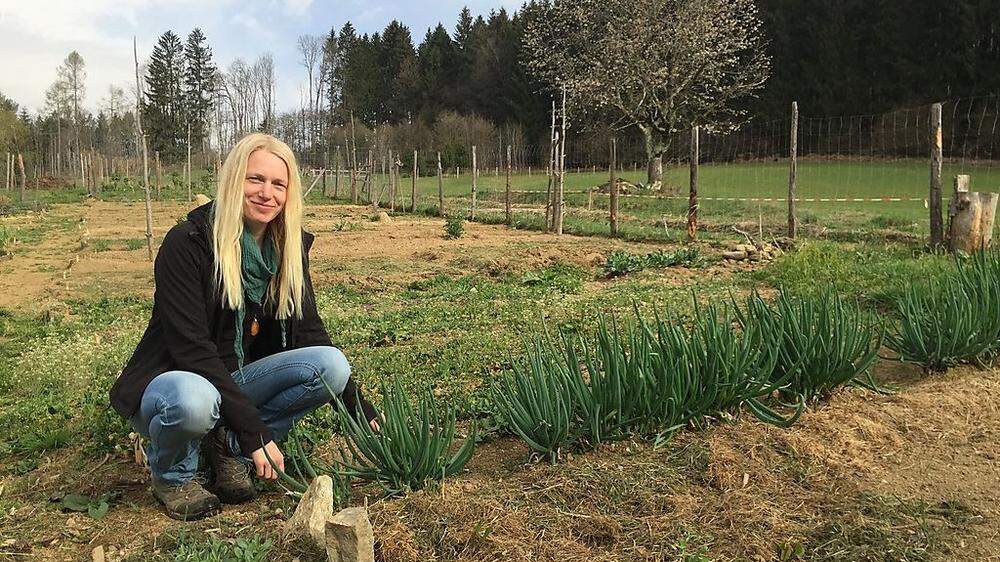 Gärtnerin Melanie Reiter in ihrem Element: Naturgarten bei der Tschall-Hube
