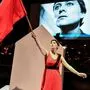 Titelheldin Michaela Selinger vor filmischen Szenen von „Jeanne d‘Arc“ 