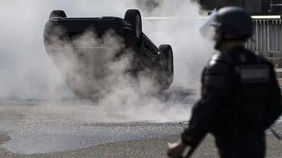 Ein in Brand gesetztes Uber-Taxi