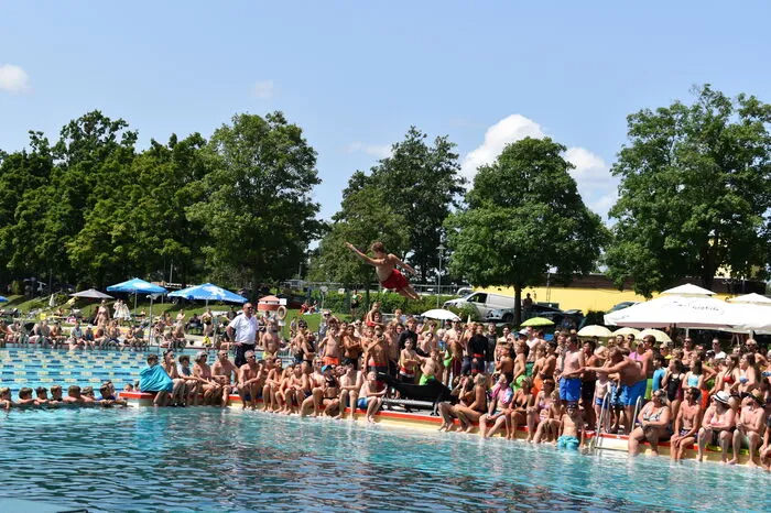 Während zu Beginn der Veranstaltung noch vom Minitrampolin am Beckenrand gesprungen wurde, stürzte man sich am Ende mit Trampolin vom 10-Meter Turm.