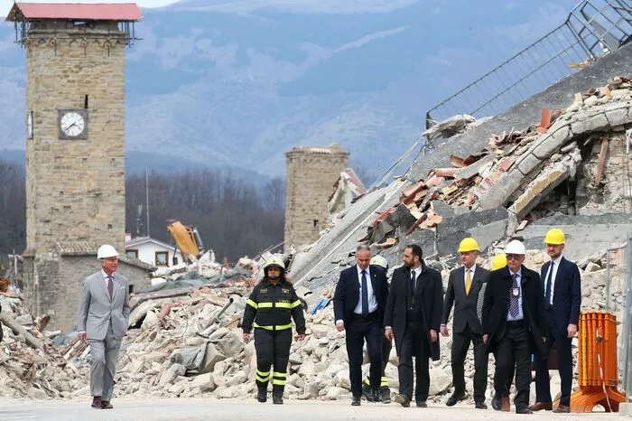 Am Sonntag besuchte der Prinz die von einer Erdbebenserie zerstörte Stadt Amatrice.