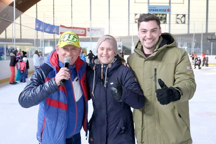 Von der fetzigen Partymusik begeistert zeigten sich unter anderen Sport-Stadtrat Philipp Strutz (rechts), Pädagogin Anna Ragoßnig (Mitte), „Ontörner“-Frontman Charly Reimann sowie Eismeister Manfred Ebner. 