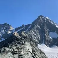 Großglockner: Das Bild zeigt den Blick von der Schere (zwei Gipfel mit 3043 und 3037 Meter Höhe) in Richtung Luisengrat, Luisenkopf (3207 m) und Stüdlgrat
