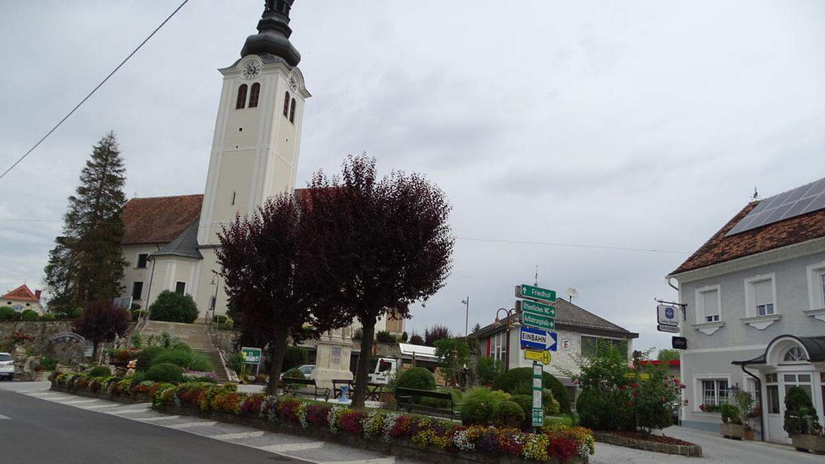 Das Haus rechts von der Kirche am Hauptplatz St. Ruprecht wird abgerissen. Und das ist längst nicht alles