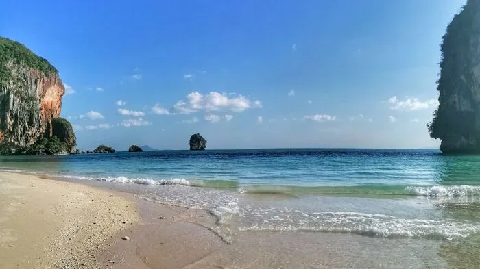 Die Andamanensee bietet Korallenriffe, weiße Sandsträne und türkises Wasser. 