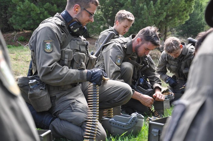 Außerdem haben die jungen Soldaten Mut am Klettersteig und bei einer Abseilstation zu beweisen.