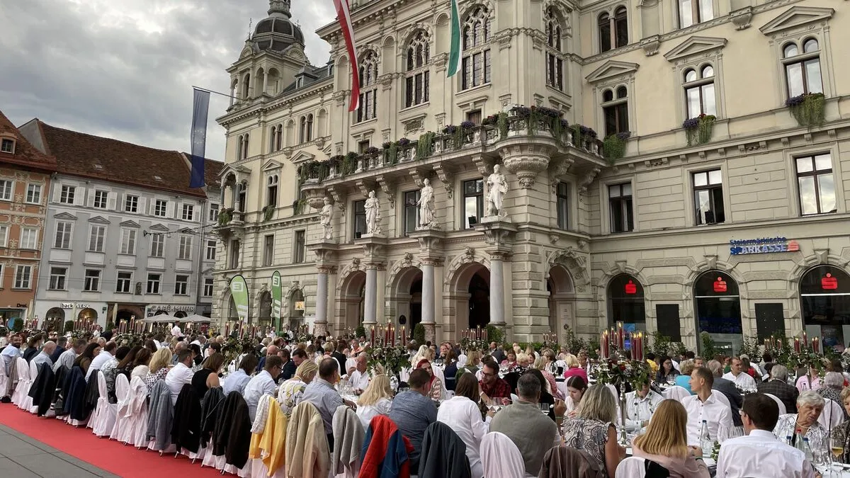 Das Wetter hat gehalten: Die Lange Tafel konnte nach Corona-Pause auf den Hauptplatz zurückkehren