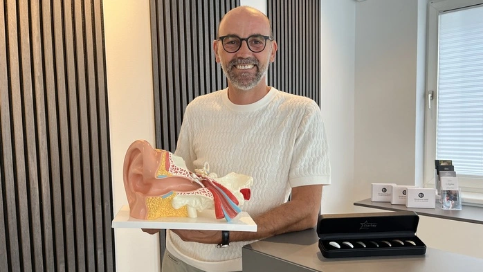 Nikolić mit einer Darstellung eines Ohres 