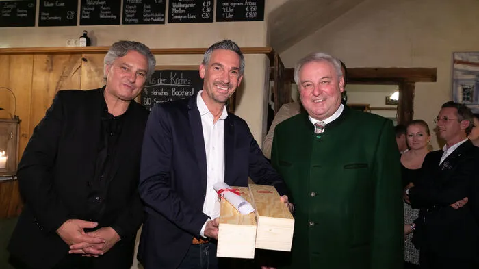 Im „Kleinen Wirtshaus an der Weinstraße“ im Sulztal zeichnete Landeshauptmann Hermann Schützenhöfer gemeinsam mit Kleine-Zeitung-Chefredakteur Hubert Patterer die Sieger der Weinkost 2019 aus. Winzer Bernhard Lambauer aus Kitzeck schaffte erstmals den Einzug ins Finale und fuhr gleich einen Doppelsieg in den Kategorien Welschriesling und Sauvignon blanc ein.