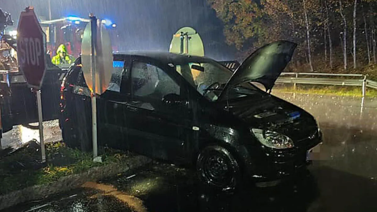 Pkw setzte auf Verkehrsinsel auf