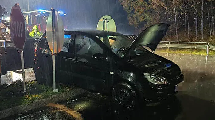 Pkw setzte auf Verkehrsinsel auf