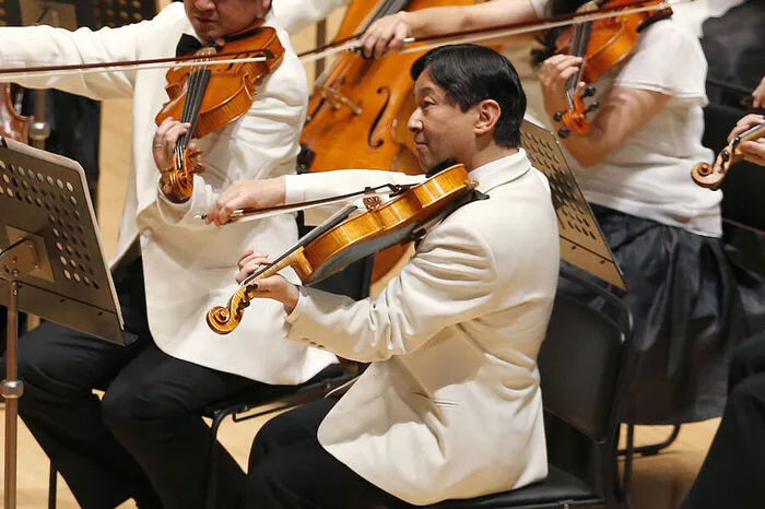Geigespieler Naruhito in Tokio anno 2013