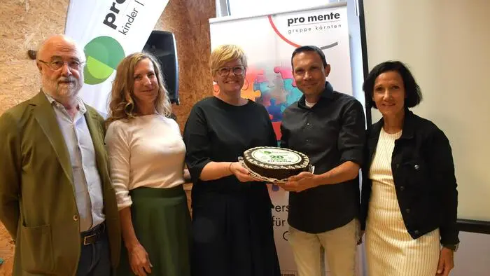 Torte zum Jubiläum: Georg Spiel, Ute Wöber, Nadja Schafferer, Markus Heinz und Petra Müller