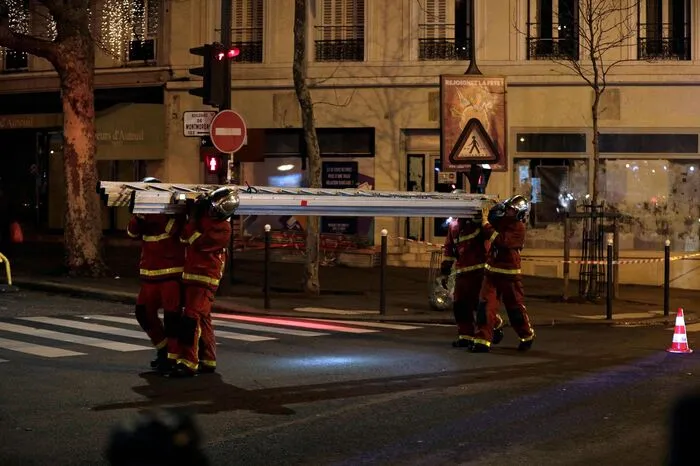 27 Menschen erlitten leichte Verletzungen, unter ihnen drei Feuerwehrleute.