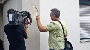 Ein Mann kontrolliert die Hauswand und wird dabei gefilmt | Günther Nussbaum überprüfte vor Ort die Fassade