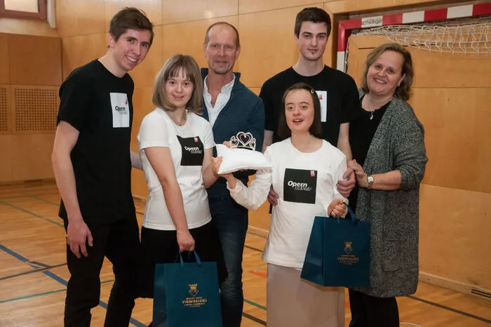 Mit dabei auch Athleten von der Special Olympics Wintergames - sie eröffnen die Opernredoute mit