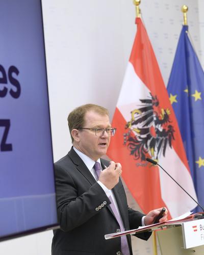 OeBFA-Chef Markus Stix (links) und Finanzminister Magnus Brunner bei der Präsentation des Bundesschatzes