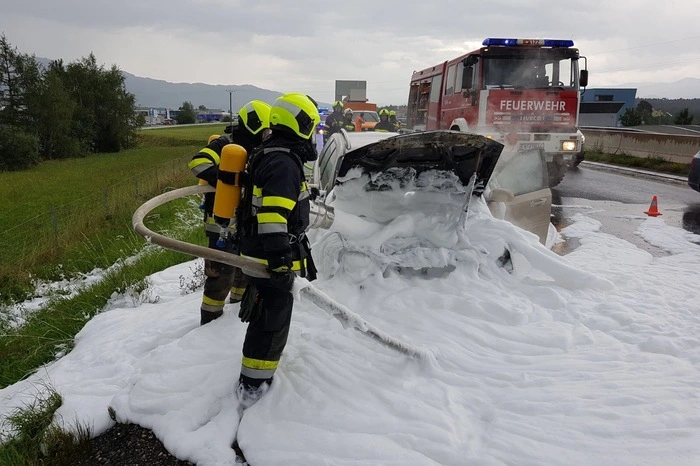 Beim Eintreffen der Einsatzkräfte stand der Pkw in Vollbrand.