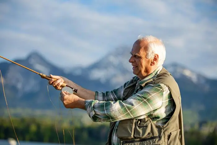 Karl Gailer (68) hat seine Leidenschaft des Fliegenfischens vor über 50 Jahren entdeckt und möchte sein Wissen an die junge Generation weitergeben