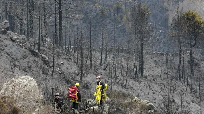 Die Einsatzkräfte seien durch überraschende Richtungswechsel der Winde von den Flammen eingeschlossen worden, teilten die Behörden am Wochenende mit.