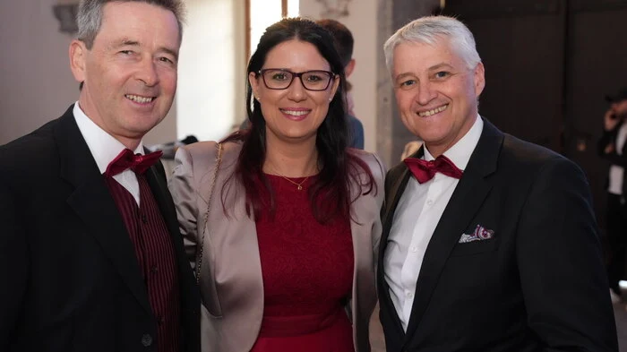 Landesrätin Sara Schaar mit Schuldirektor Adi Lackner (re) und seinem Stellvertreter Herbert Lobak (li.)