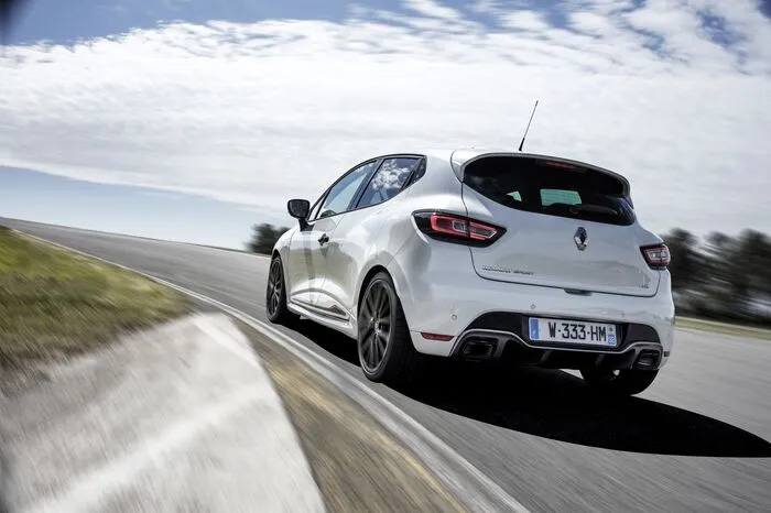 Ebenso für die exklusiv für den Clio R.S. Trophy serienmäßig verfügbare Sportauspuffanlage des renommierten Spezialisten Akrapovič. Das System liefert einen unverkennbaren Sound und sorgt für Extra-Performance beim Beschleunigen.