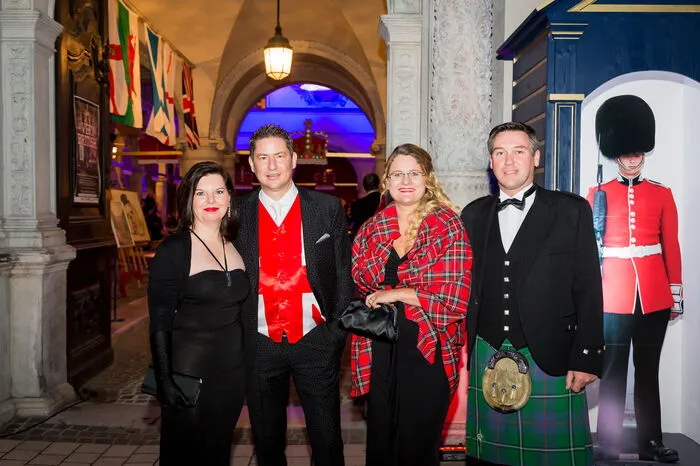 Der Dresscode lautete: Abendkleid, dunkler Anzug, Smoking oder Kilt. Die Gäste setzten ihn äußerst kreativ um. 